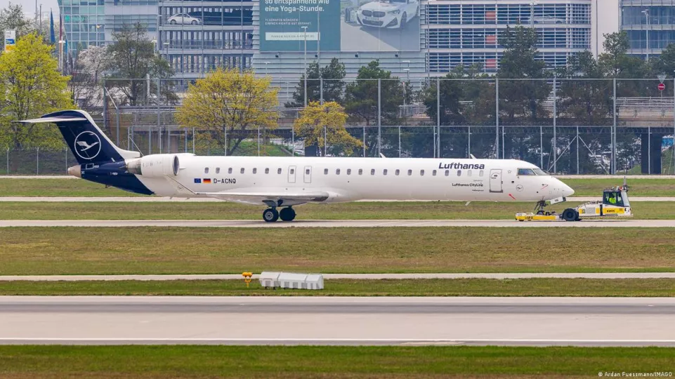 Imagen de aviones en una pista