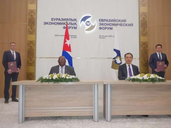 El vicepresidente cubano Salvador Valdés Mesa durante la firma del acuerdo con la Unión Económica Euroasiática en Kazajistán.