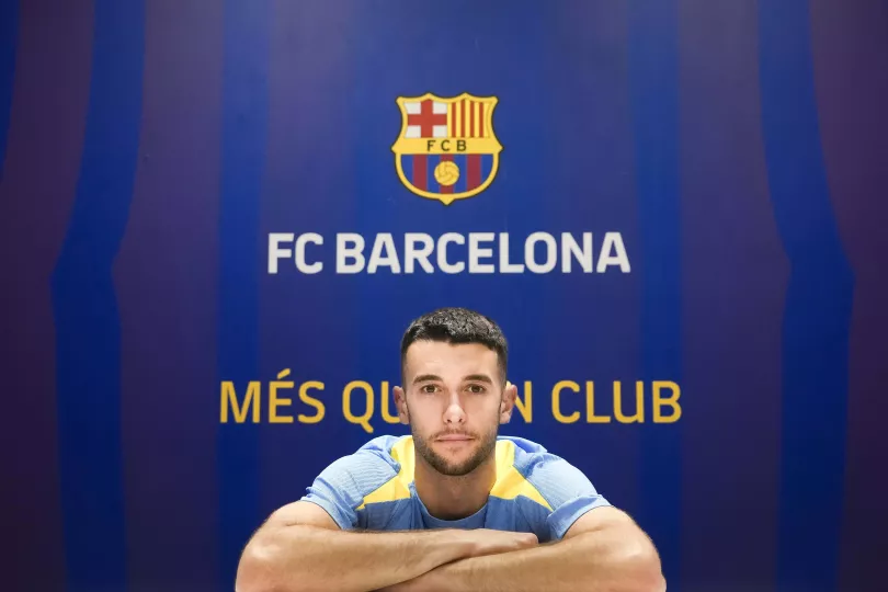 Joan García, portero del Barcelona, atendiendo a los medios.