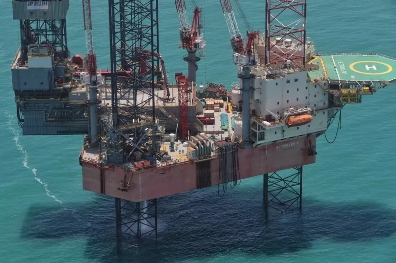 Representación gráfica de pozos petroleros y estructuras de refinería.