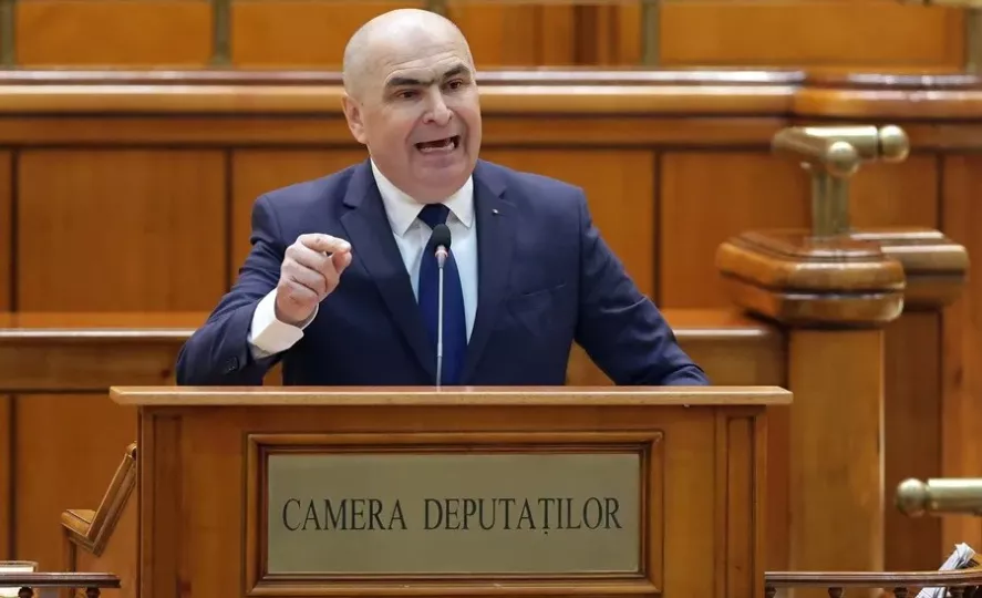 Parlamentarios votando en Rumanía durante una moción de censura.