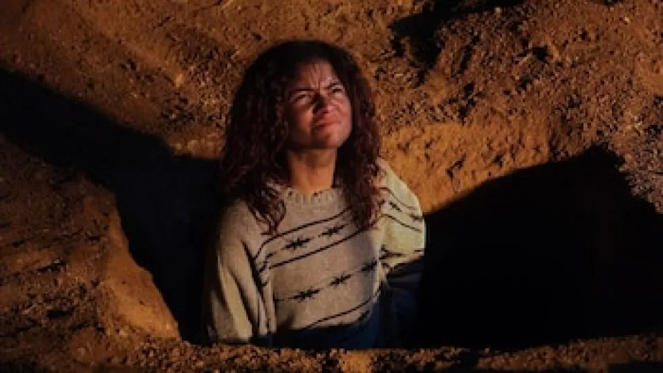 Imagen promocional de la serie Euphoria mostrando a los personajes principales.