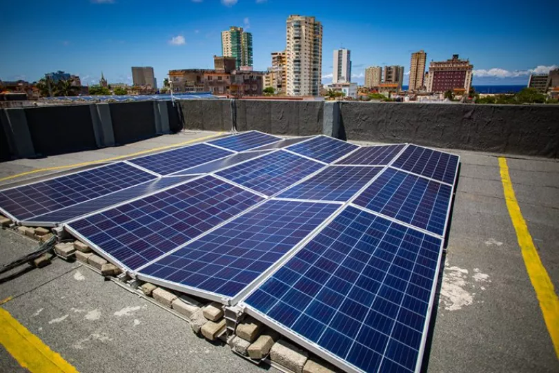 Paneles solares instalados en una estructura metálica sobre un techo.