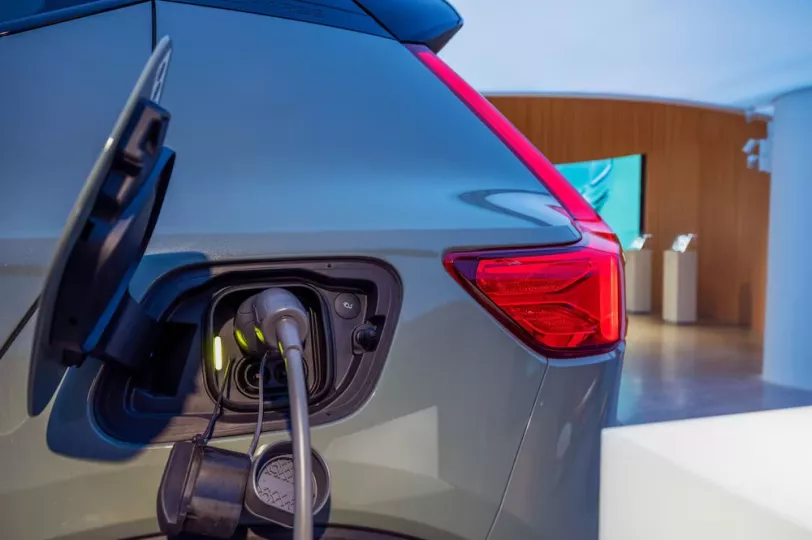 Imagen ilustrativa que muestra la infraestructura y el avance tecnológico de los vehículos eléctricos a nivel mundial.