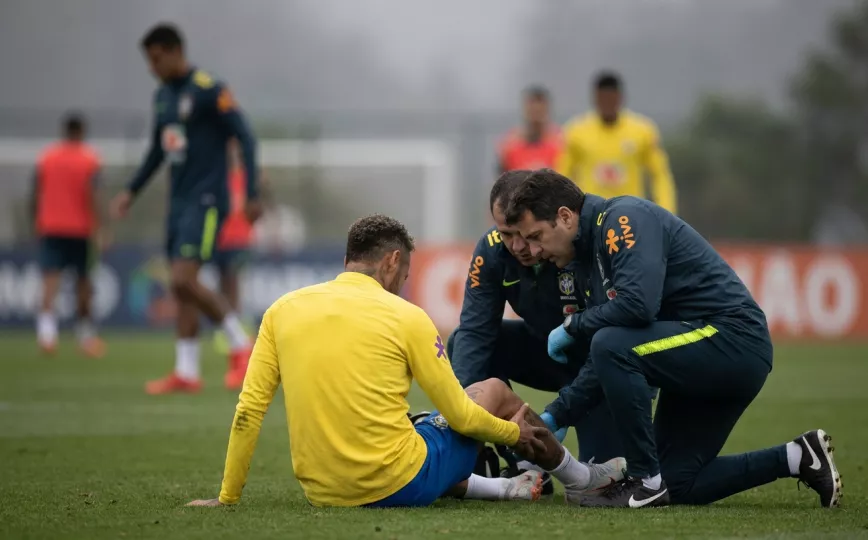 Neymar durante una sesión de entrenamiento con la selección de Brasil.