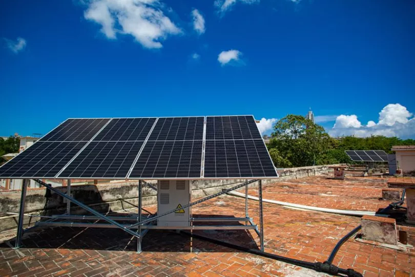 Instalación de paneles solares fotovoltaicos sobre una superficie en un centro de salud.