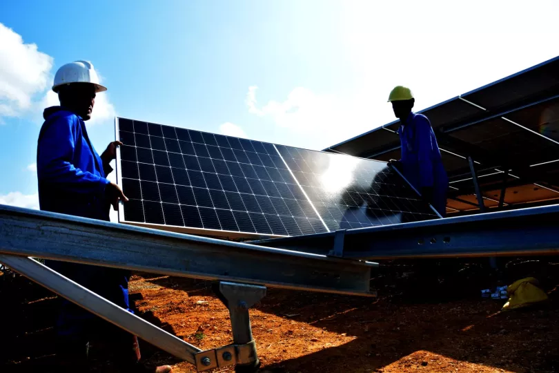 Velero con paneles solares preparándose para zarpar.