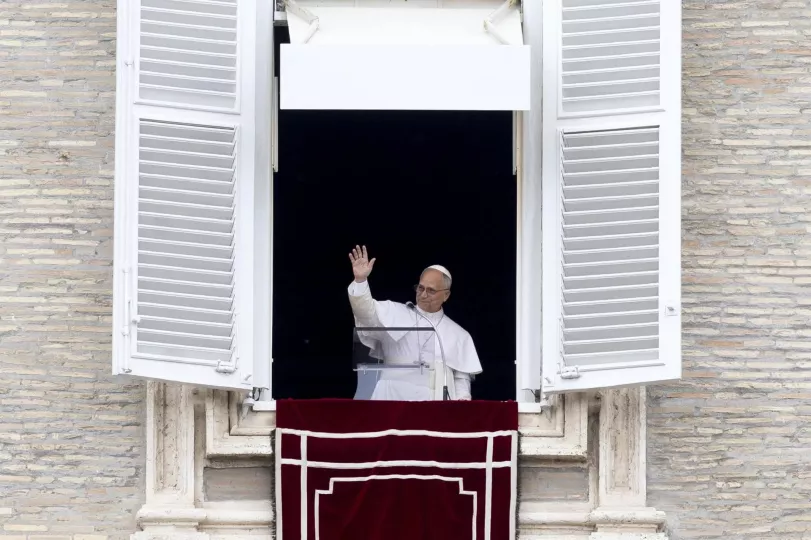 El Papa León XIV saludando.