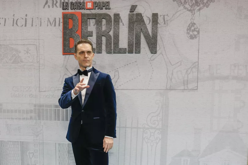 Pedro Alonso posando durante la presentación de la serie 'Berlín'.