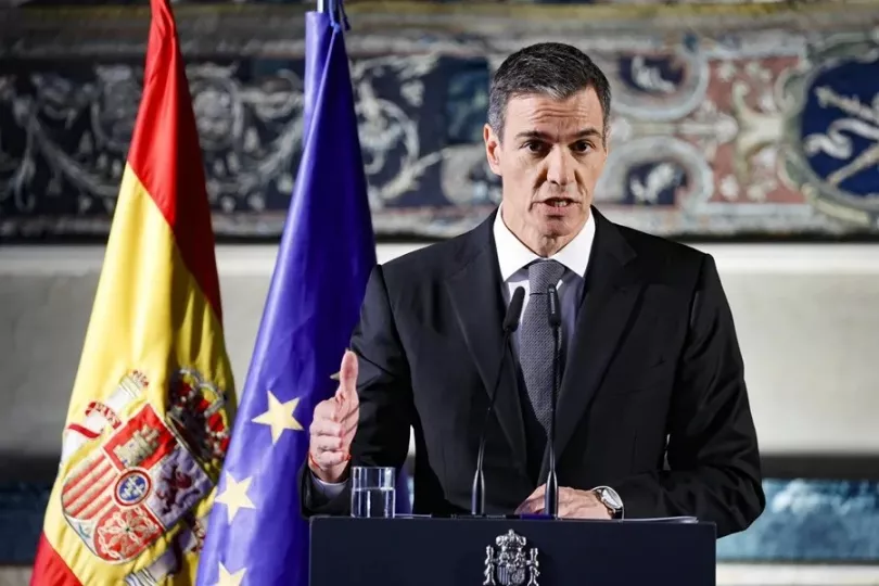 Pedro Sánchez ofreciendo declaraciones a la prensa tras su encuentro en el Vaticano.