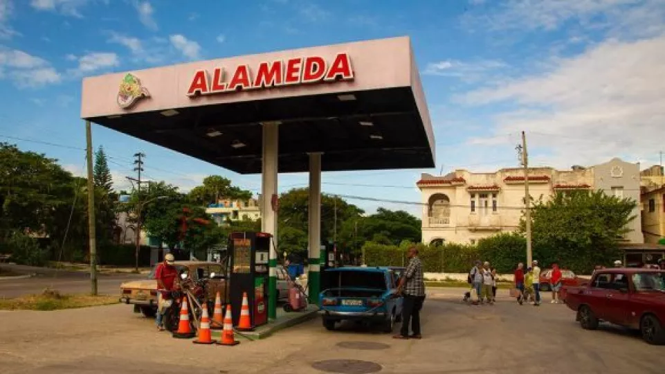 Estación de servicio en Cuba con surtidores de combustible.