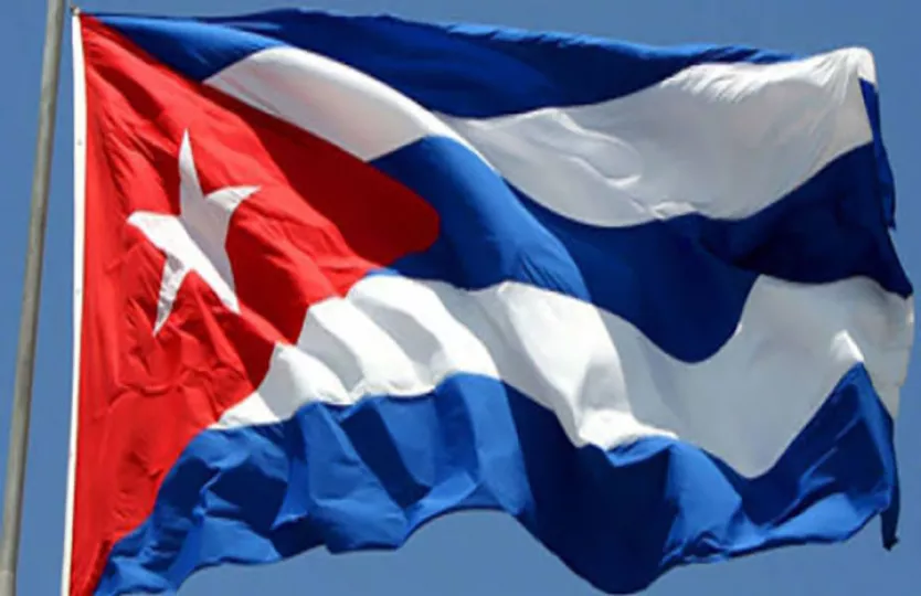 Bandera de Cuba ondeando.