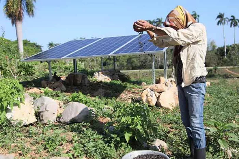 Instalación de paneles solares fotovoltaicos en una comunidad rural de Cuba.