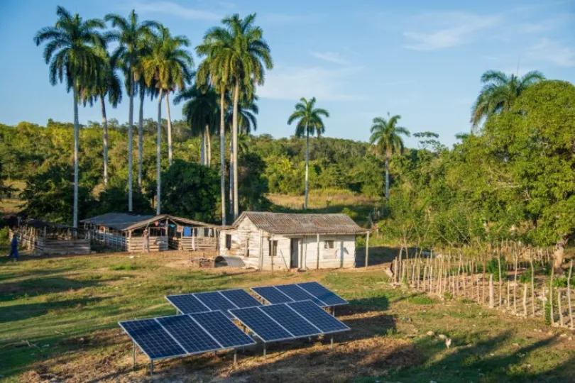 Paneles solares instalados en un campo de cultivo en Cuba como parte de un proyecto de riego sostenible.