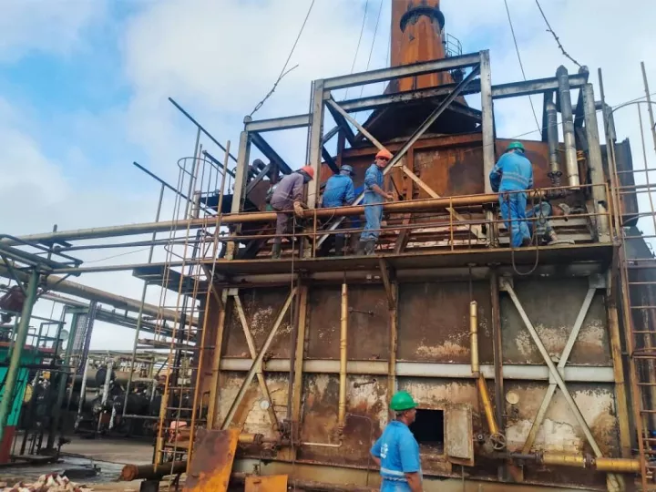 Vista exterior de las instalaciones industriales de la Refinería Sergio Soto en Cuba.