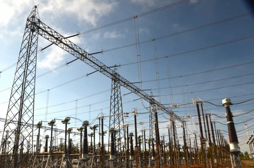 Transformador eléctrico de poste utilizado para la distribución de energía.