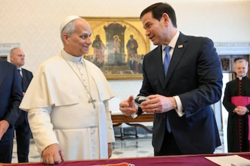 Marco Rubio y el Papa León XIV durante su encuentro en el Vaticano.