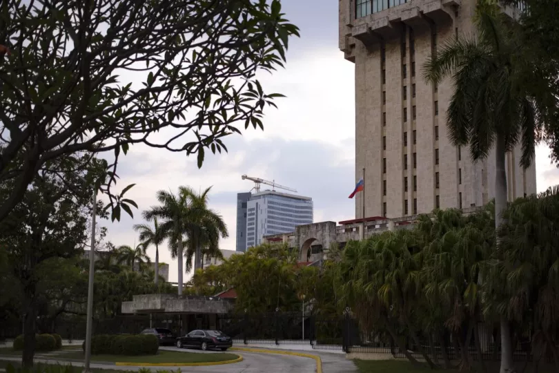 Fachada de la Embajada de Rusia en La Habana.
