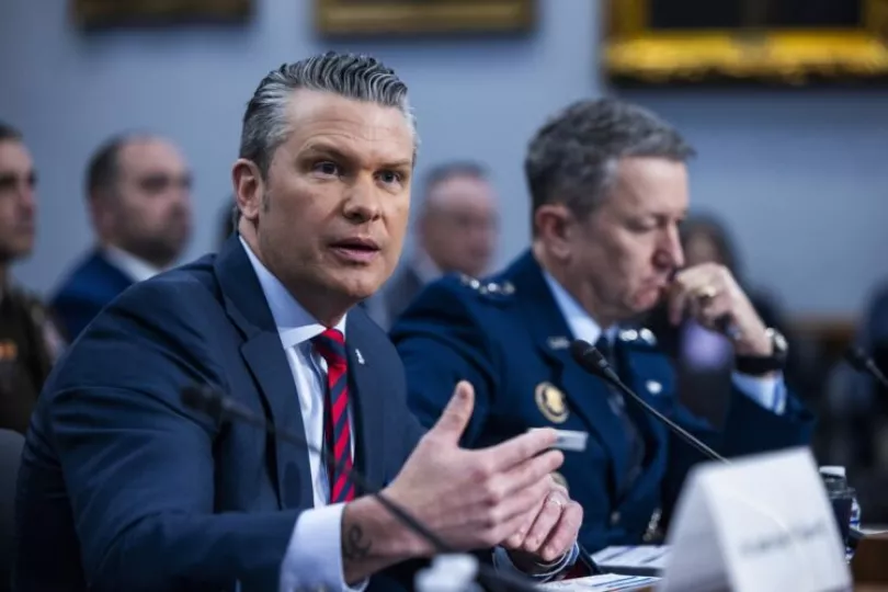Pete Hegseth y Dan Caine durante una audiencia en la Cámara de Representantes en Washington DC.