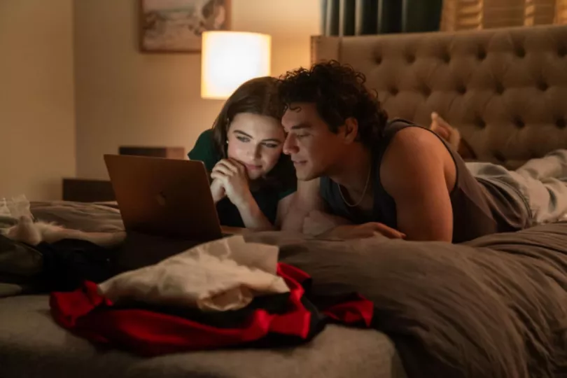Protagonistas de la serie Off Campus en una escena ambientada en un entorno universitario.