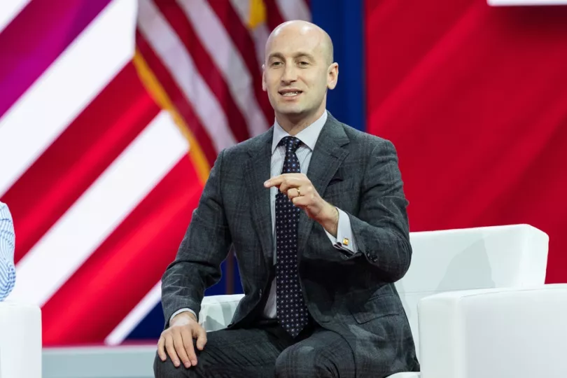 Stephen Miller, vicejefe del Gabinete de la Casa Blanca, ofreciendo declaraciones ante la prensa.