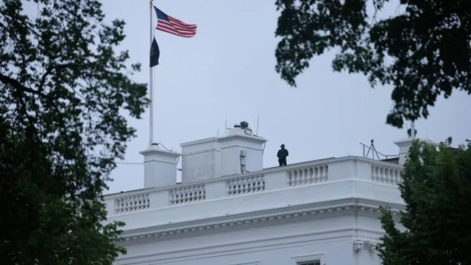Agentes del Servicio Secreto de EE.UU. en labores de vigilancia cerca de la Casa Blanca tras el tiroteo.