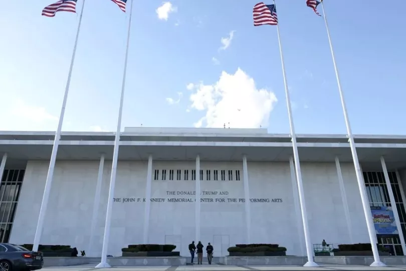 Fachada de un edificio gubernamental en Washington con una gran fotografía del presidente Donald Trump.