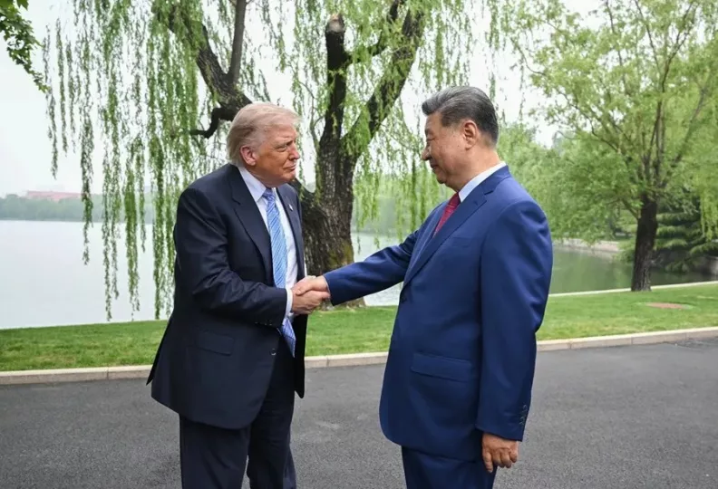 El presidente estadounidense Donald Trump saluda a su homólogo chino Xi Jinping durante una reunión en Pekín.