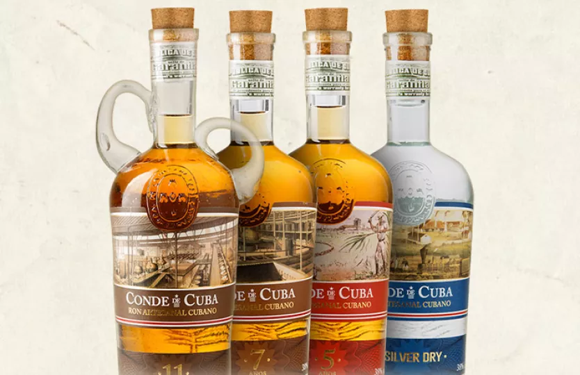 Botellas de ron Conde de Cuba producidas por la Unidad Empresarial de Base Derivados en Las Tunas.
