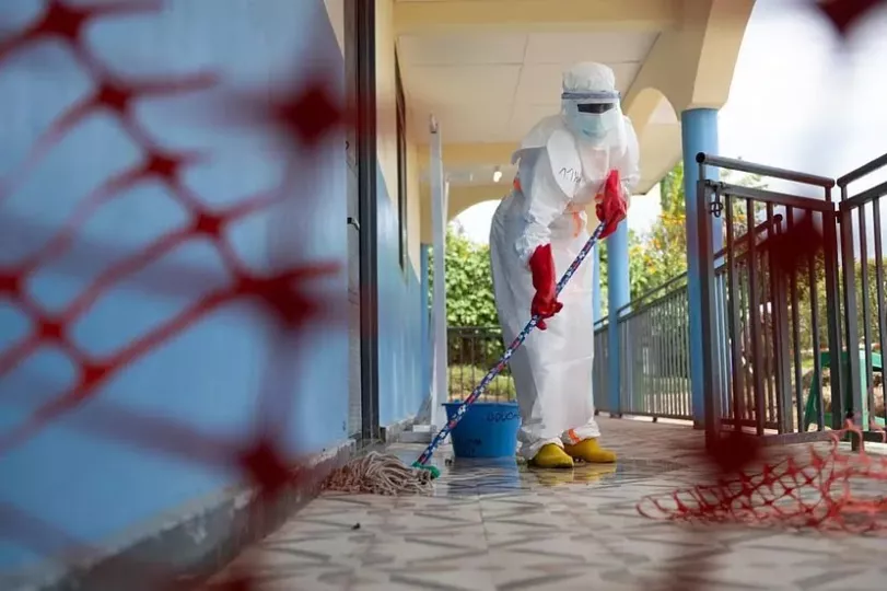 Un trabajador realiza tareas de limpieza en una de las zonas afectadas por el brote de ébola en África