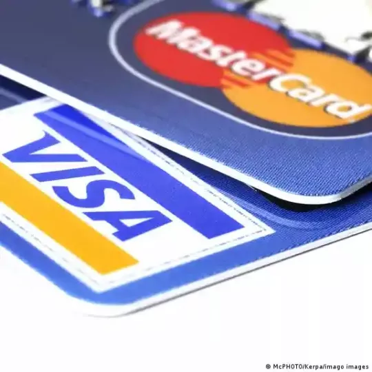 Imagen referencial de tarjetas Visa y Mastercard.