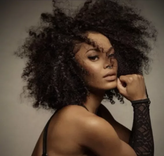 Brenda Navarrete es muy conocida por defender la herencia afrocubana desde su arte.