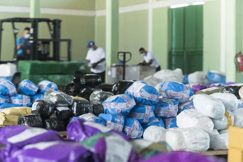 Paquetes y mercancías en un entorno de almacén logístico.