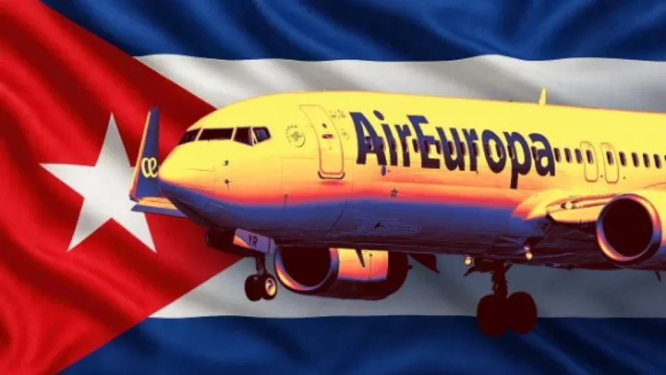 Avión de Air Europa aterrizando en el aeropuerto de La Habana en un día soleado.