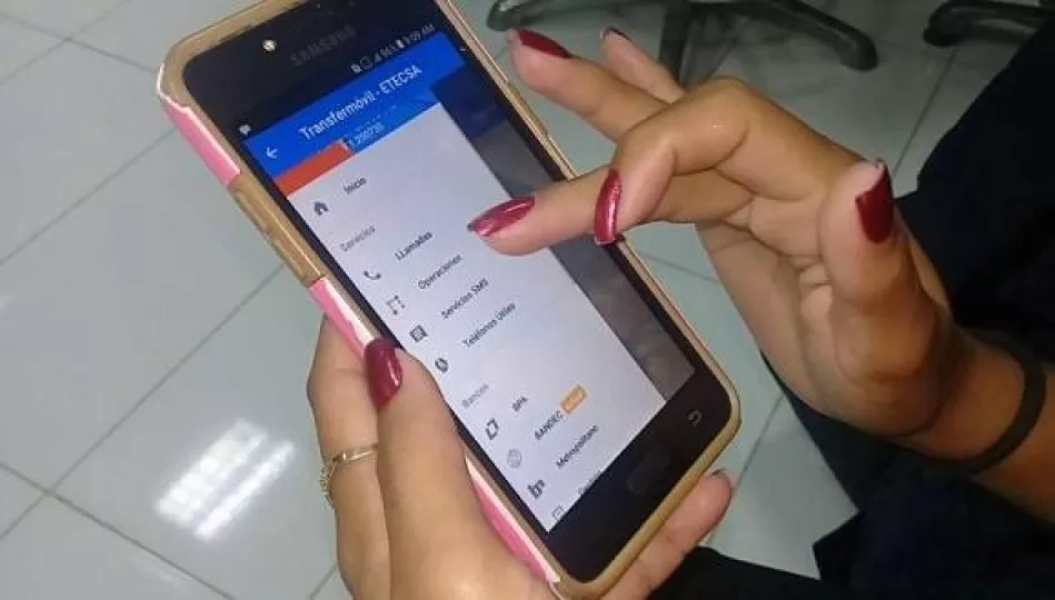 Interfaz de la aplicación Transfermóvil mostrando las opciones del Banco Metropolitano.