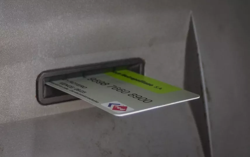 Tarjeta magnética del Banco Metropolitano insertada en un cajero automático.