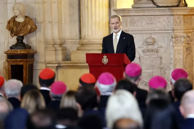 El rey Felipe VI junto al papa León XIV durante el discurso en el Palacio Real de Madrid.