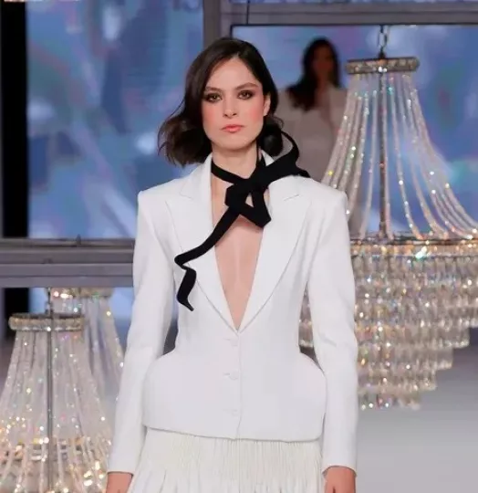Fotografía de una novia con traje de chaqueta y estilo moderno.