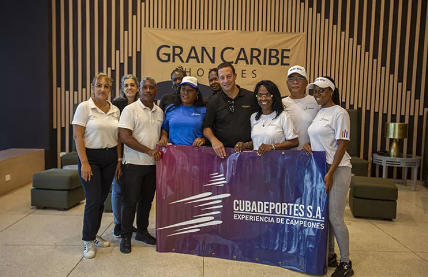 Representantes del grupo hotelero Gran Caribe durante la feria promocional de verano en el hotel Capri.