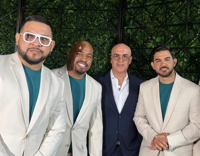 Los integrantes del Grupo Niche posando juntos durante una entrevista promocional.