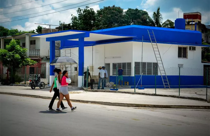 Vista exterior de la estación de carga fotovoltaica en construcción en el reparto Alcides Pino, Holguín.