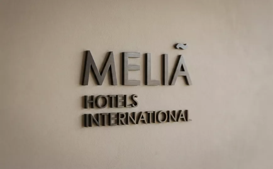 Logotipo de la cadena hotelera Meliá sobre un fondo neutro.