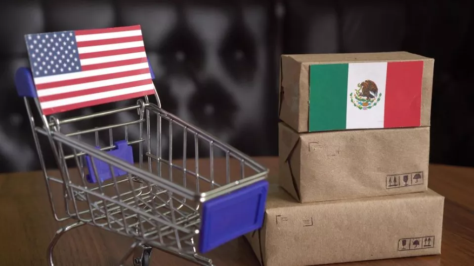 Infografía sobre el flujo comercial entre México y Estados Unidos y las regulaciones arancelarias del T-MEC.