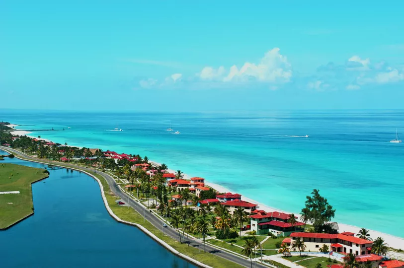Vista panorámica de instalaciones hoteleras en la zona de playa de Varadero, Cuba.
