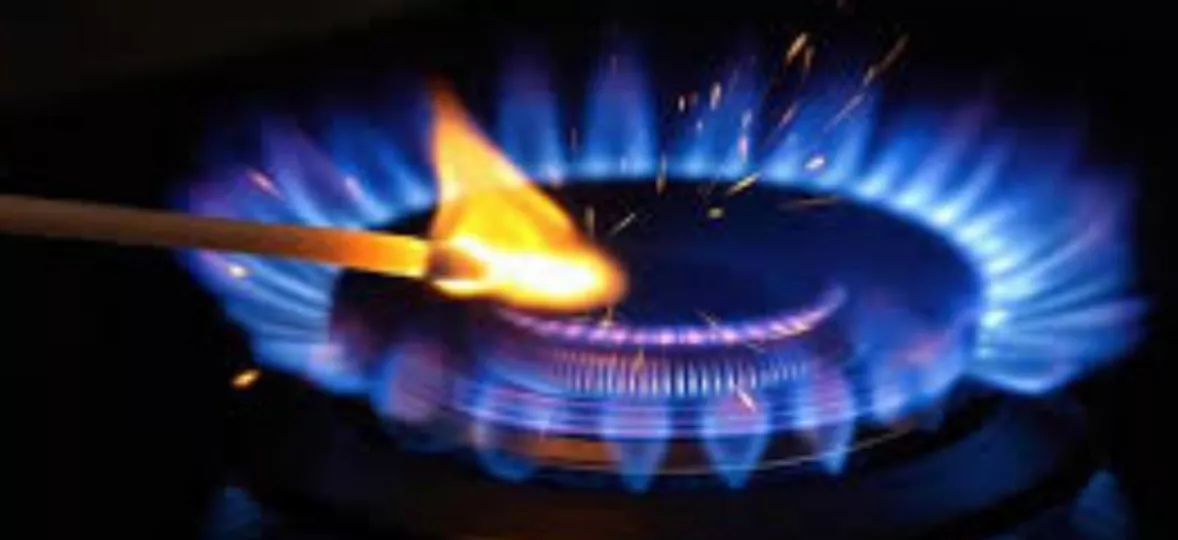 Imagen ilustrativa que muestra una instalación de gas con elementos de señalización y mantenimiento.