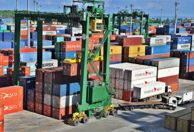 Vista aérea de la Terminal de Contenedores de Mariel mostrando actividad de carga y descarga.