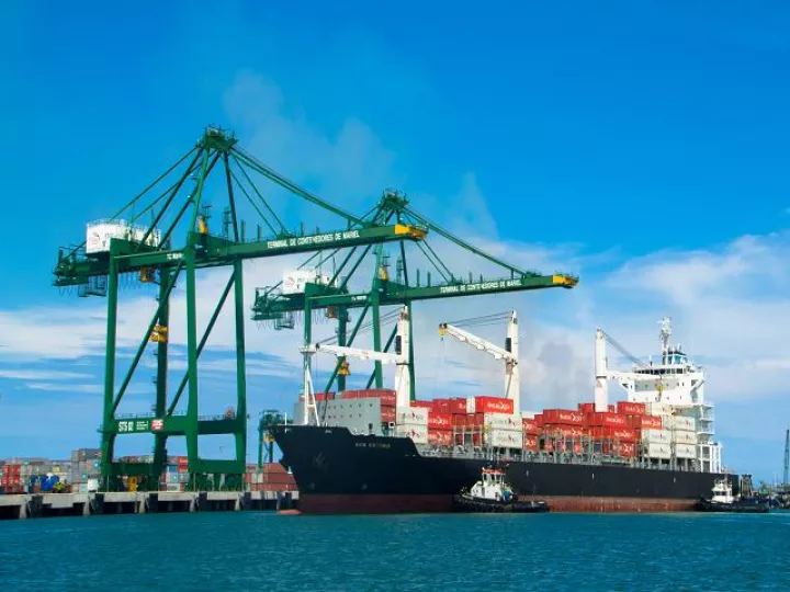 Vista panorámica de la Terminal de Contenedores de Mariel con buques en el muelle.