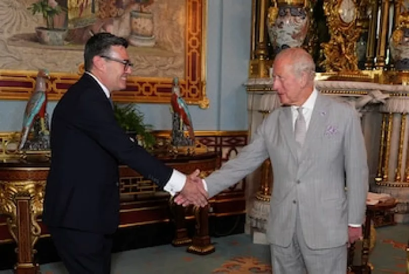 Andy Burnham y su esposa, Marie-France Van Heel, dirigiéndose al Palacio de Buckingham tras el nombramiento como nuevo primer ministro.