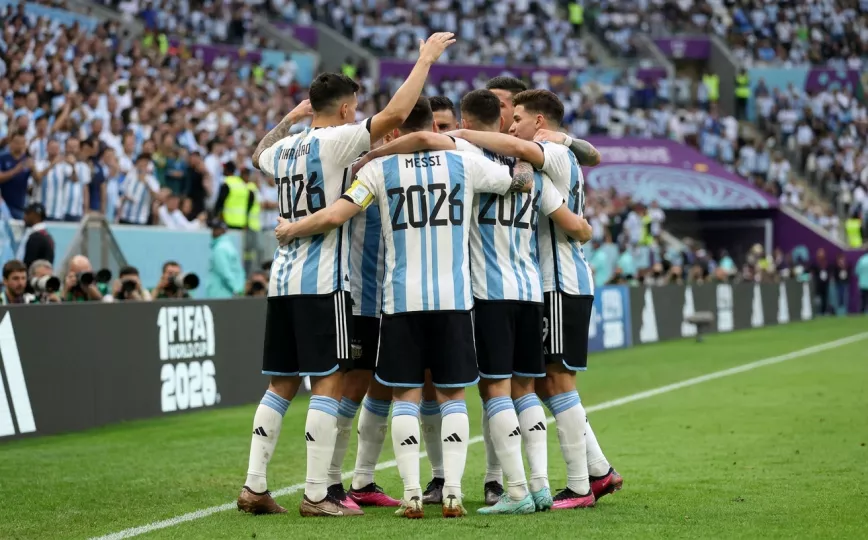 Jugadores de la selección argentina celebrando un gol durante un partido de la Copa Mundial de la FIFA 2026.