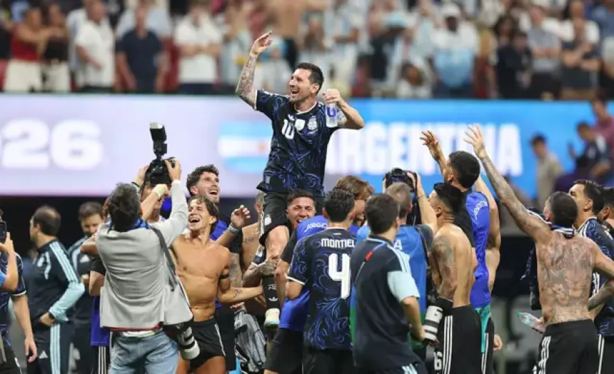 Jugadores de la selección de Argentina celebrando su pase a la final del Mundial 2026.